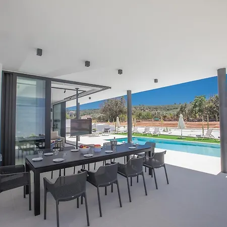 Villa The Ultimate 5 Star Holiday In With Private Pool And Close To The Beach 1705 *